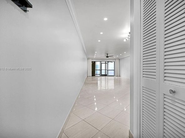 4020 N Hills Dr 2, Hollywood FL 33021