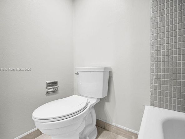 4020 N Hills Dr 2, Hollywood FL 33021