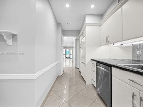 4020 N Hills Dr 2, Hollywood FL 33021