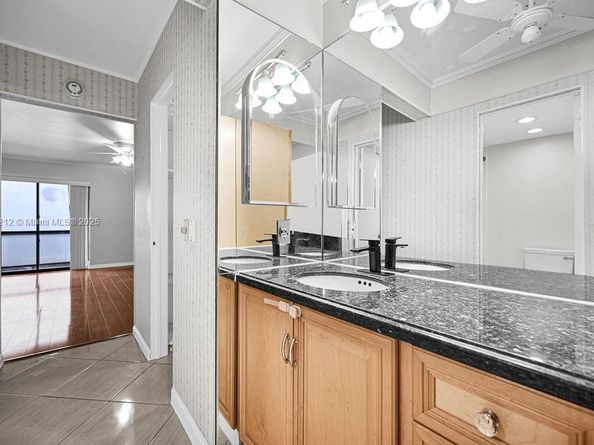 4020 N Hills Dr 2, Hollywood FL 33021