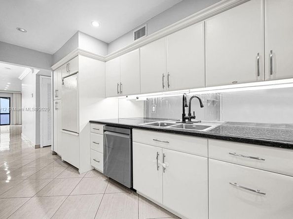 4020 N Hills Dr 2, Hollywood FL 33021