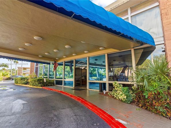 26 Diplomat Pkwy 2356, Hallandale Beach FL 33009