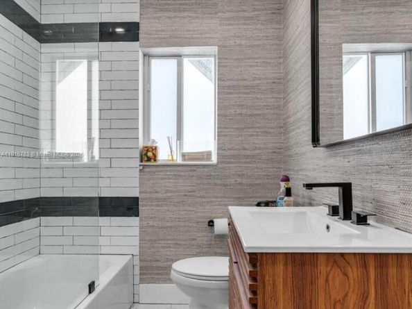 70 NE 50th St, Miami FL 33137