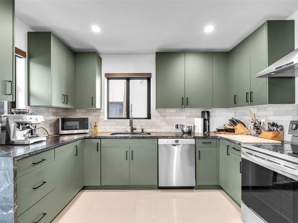 70 NE 50th St, Miami FL 33137