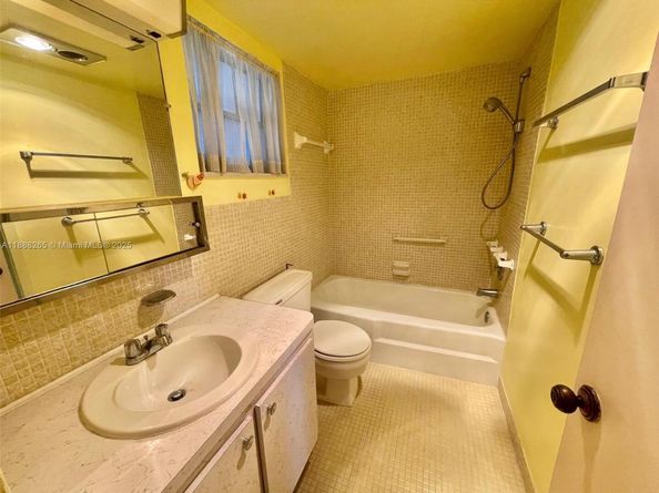 1101 Hillcrest Ct 307, Hollywood FL 33021