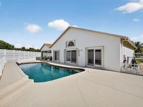 112 Camelot Ct, Royal Palm Beach FL 33411