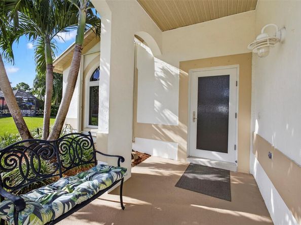 112 Camelot Ct, Royal Palm Beach FL 33411