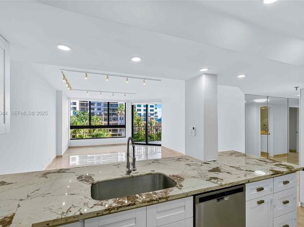 520 Brickell Key Dr A604, Miami FL 33131