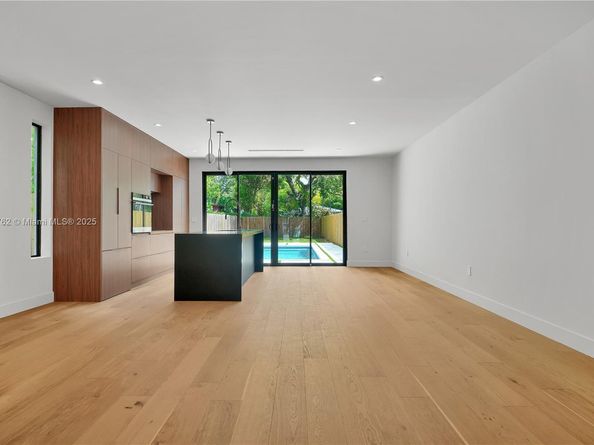 223 NW 51st St, Miami FL 33127