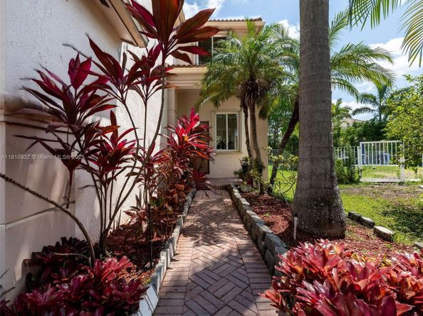 1030 Bamboo Ln, Weston FL 33327