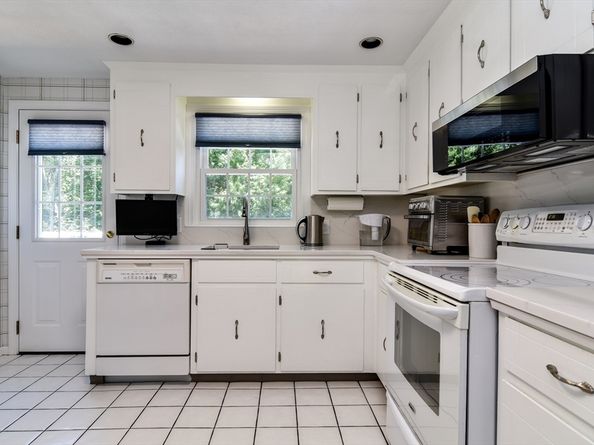 18 Lomas Drive, Framingham MA 01701
