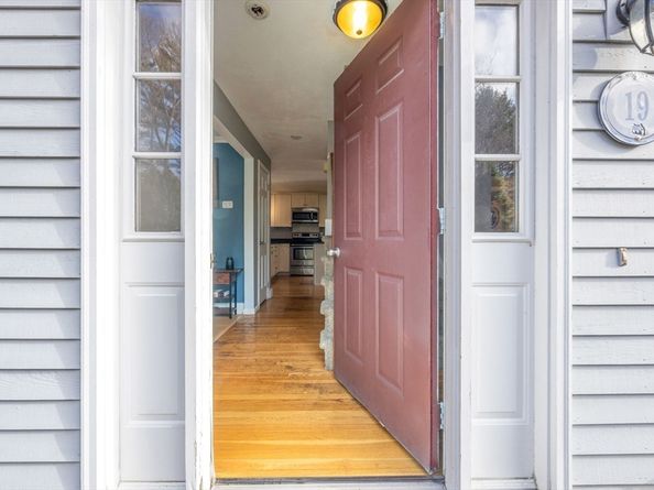 19 Leonard St, Lakeville MA 02347