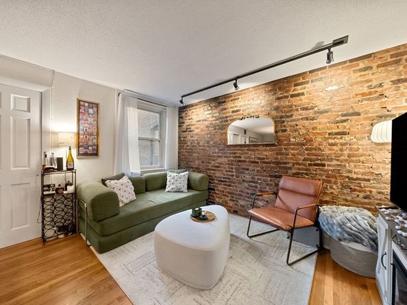 10 Henchman St 2R, Boston MA 02113