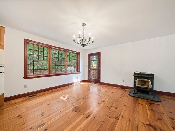 107 Henry St, Uxbridge MA 01569