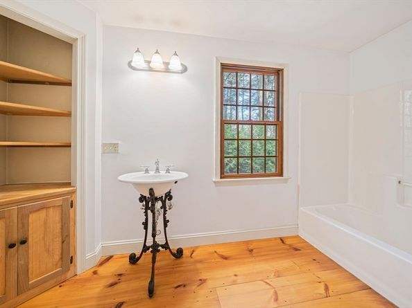 107 Henry St, Uxbridge MA 01569