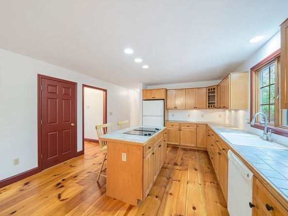 107 Henry St, Uxbridge MA 01569