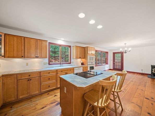 107 Henry St, Uxbridge MA 01569