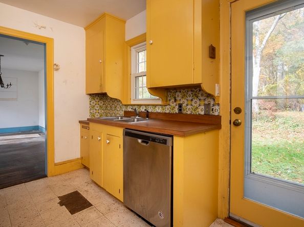 47 Fairhaven Rd, Mattapoisett MA 02739