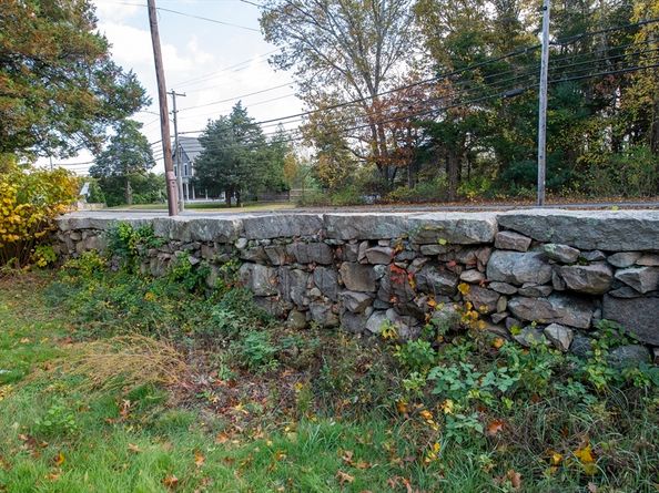 47 Fairhaven Rd, Mattapoisett MA 02739