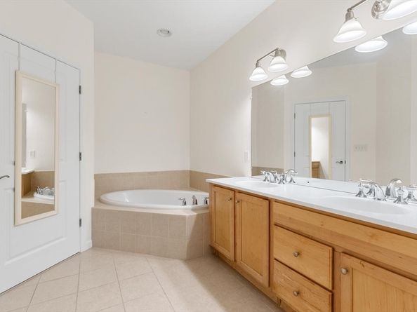 107 Clocktower Dr 3302, Waltham MA 02452