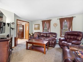 53 Asylum St, Mendon MA 01756