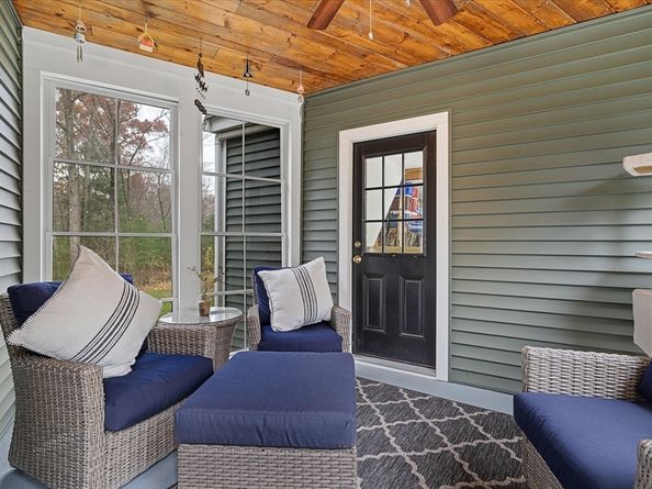 53 Asylum St, Mendon MA 01756