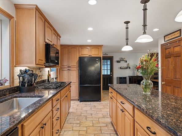 53 Asylum St, Mendon MA 01756