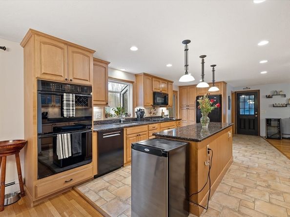 53 Asylum St, Mendon MA 01756