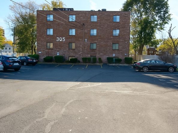 305 Riverside Ave 41, Medford MA 02155