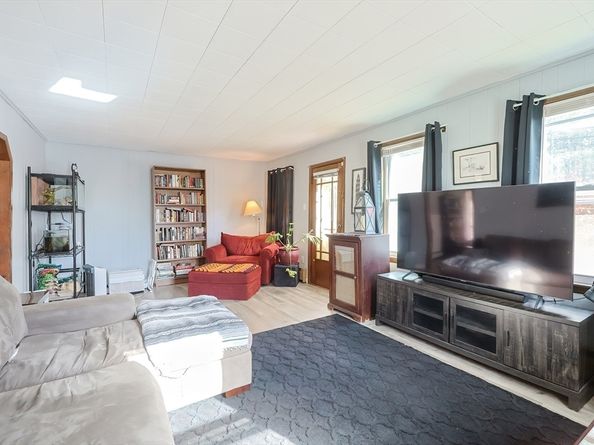 79-81 Upton St, Northbridge MA 01534