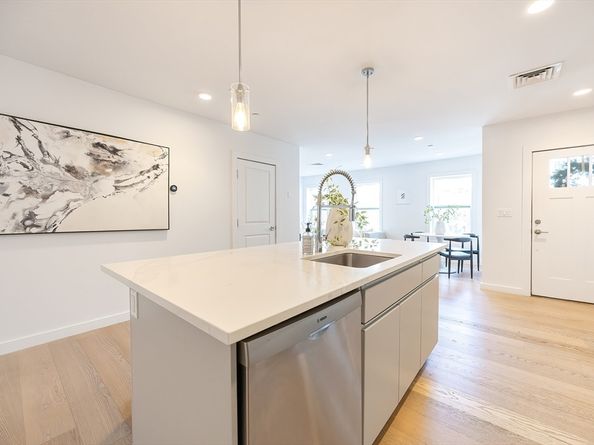 16 Boardman St 105, Boston MA 02128