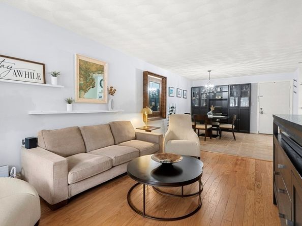 7 Greenbriar Dr 304, North Reading MA 01864