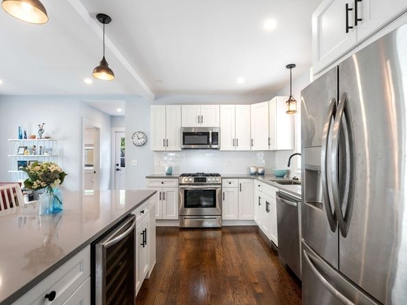 18 Harding Ter, Dedham MA 02026