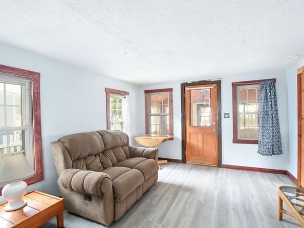 8 Weston Ave, Wareham MA 02571