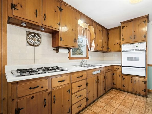 10 Leslie Lane, Millbury MA 01527
