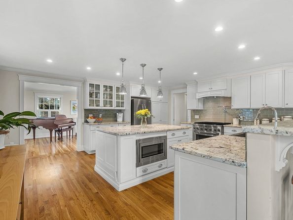 13 Cavanaugh Rd, Wellesley MA 02481
