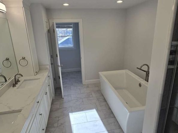 28 Goldencrest Ave, Waltham MA 02451