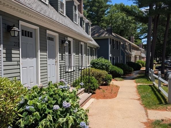 215 Wellman Ave 215, Chelmsford MA 01863