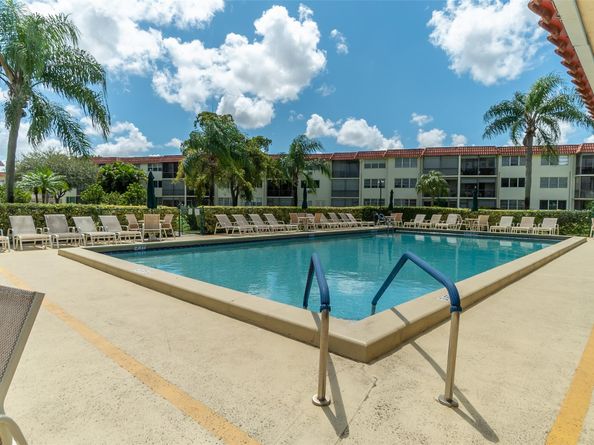 811 S Hollybrook Dr 301, Pembroke Pines FL 33025