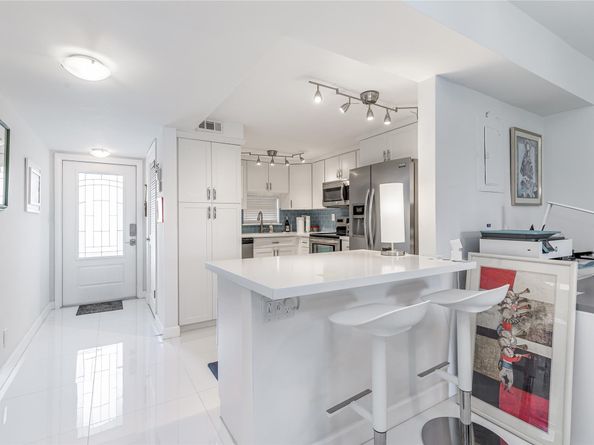 811 S Hollybrook Dr 301, Pembroke Pines FL 33025