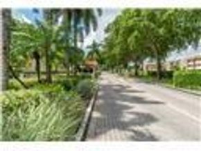 811 S Hollybrook Dr 301, Pembroke Pines FL 33025