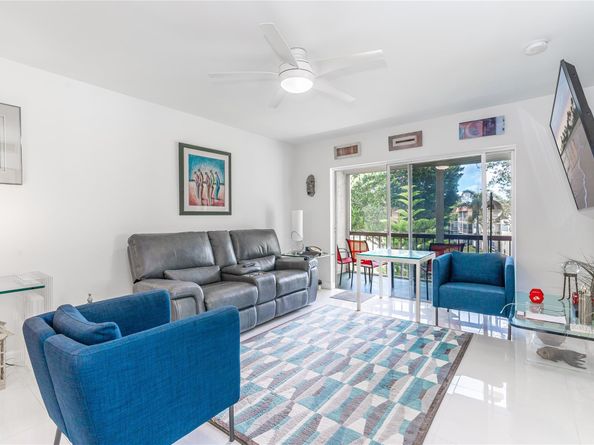 811 S Hollybrook Dr 301, Pembroke Pines FL 33025