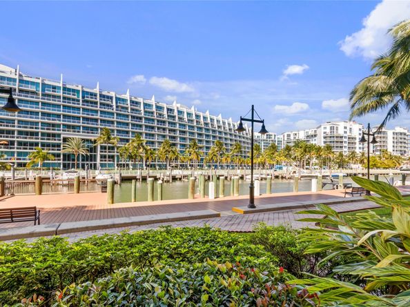3001 NE 185th St 111, Aventura FL 33180