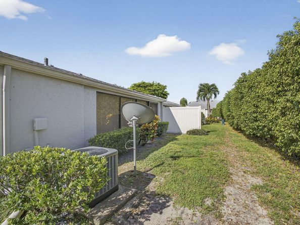 2641 Gately Drive W 2404, West Palm Beach FL 33415
