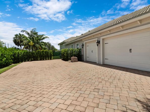 5202 S Sterling Ranch Circle, Davie FL 33314