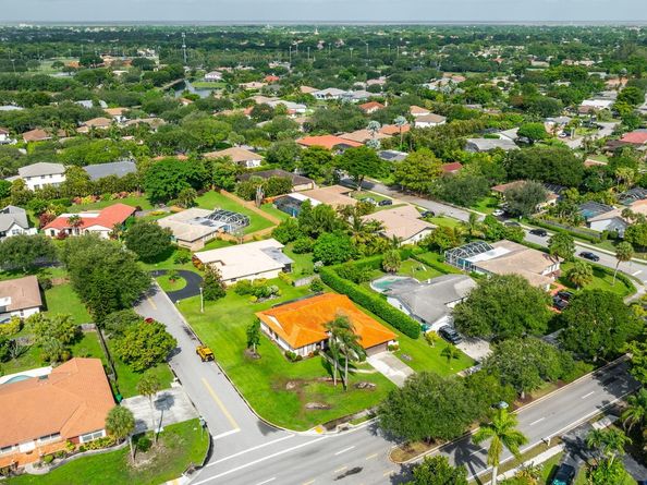 10072 Ramblewood Dr, Coral Springs FL 33071