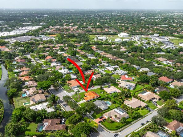 10072 Ramblewood Dr, Coral Springs FL 33071