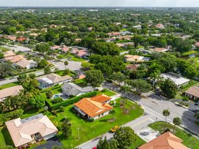 10072 Ramblewood Dr, Coral Springs FL 33071