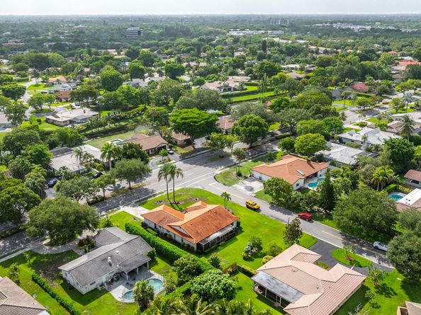 10072 Ramblewood Dr, Coral Springs FL 33071