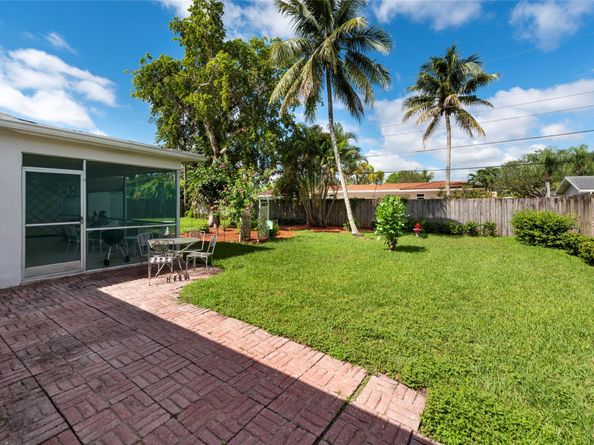 1101 NW 74th Ter, Plantation FL 33313